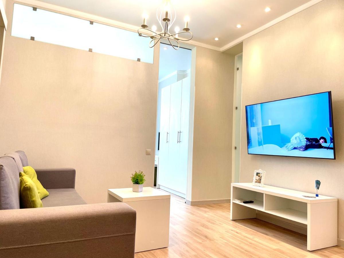 Navit Luxury Apartments With Breakfast Near The Railway Station, The City Center And The Park Kiev Luaran gambar