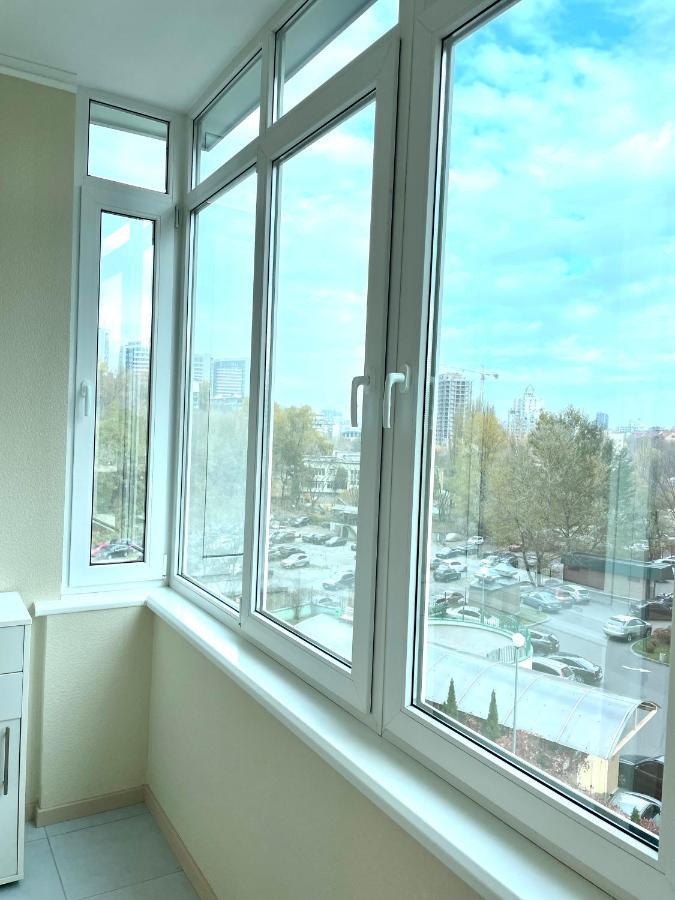 Navit Luxury Apartments With Breakfast Near The Railway Station, The City Center And The Park Kiev Luaran gambar